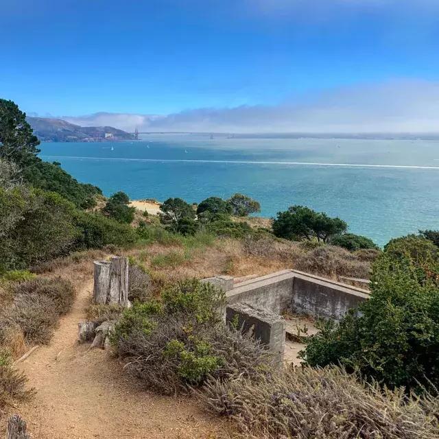 Terrain de camping au Angel Island State Park, 俯瞰贝博体彩app湾和金门大桥