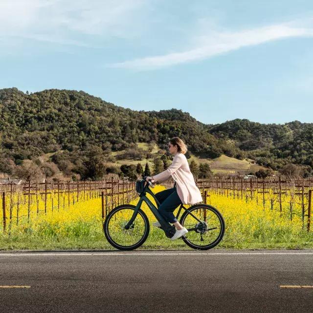 mulher andando de bicicleta em Napa